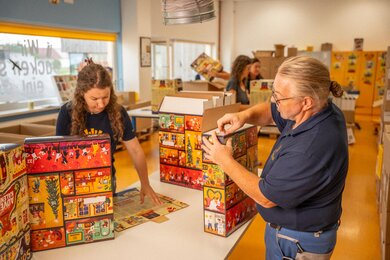 Der XL Advenkalender wir von Mitarbeiter:innen von SONNENTOR gepackt! | © SONNENTOR