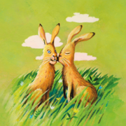 Illustration zweier Hasen, die auf einer grünen Wiese sitzen. Einer der beiden Hasen gibt dem anderen Hasen einen Kuss auf die Wange. | © SONNENTOR