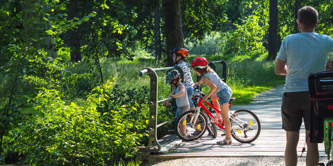 Radfahren | © SONNENTOR Auf dem Foto ist eine Familie beim Radfahren zu sehen. | © SONNENTOR