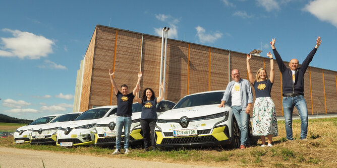 Zu sehen sind mehrere Mitarbeitende von SONNENTOR vor E-Autos  | © SONNENTOR