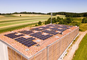Zu sehen ist die Photovoltaikanlage Sprögnitz - Halle Himmelhoch! | © SONNENTOR