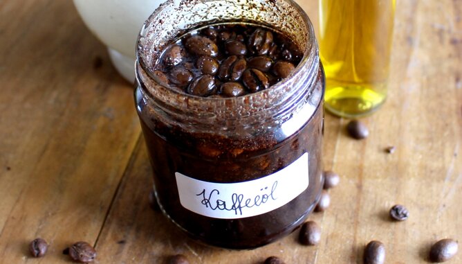 Kaffeeöl | © SONNENTOR Auf dem Foto sieht man ein Glas mit Kaffeeöl. Neben dem Glas liegen auch noch Kaffeebohnen. | © SONNENTOR