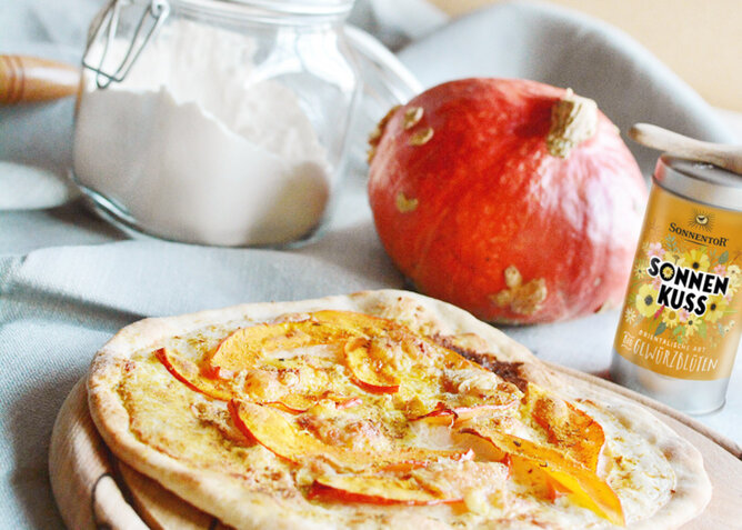 Focaccia | © SONNENTOR Auf dem Foto sieht man eine Sonnenkuss Focaccia mit Kürbis. Dahinter sieht man eine Dose mit Sonnenkuss Gewürzblüten. | © SONNENTOR