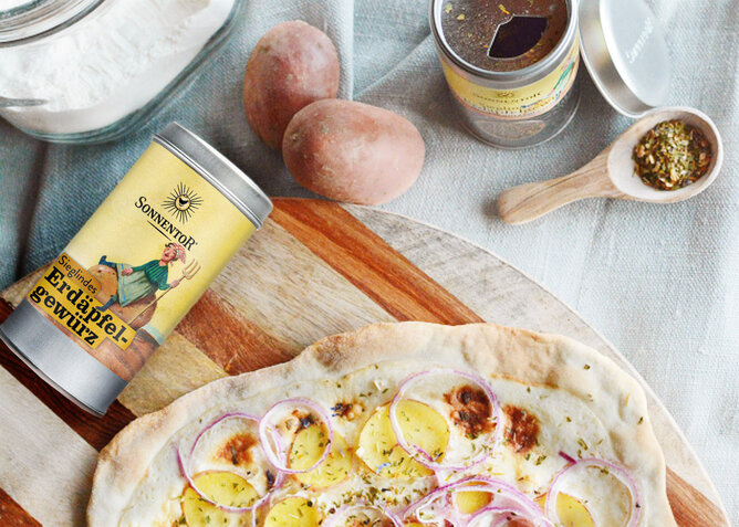 Focaccia | © SONNENTOR Auf dem Foto sieht man Focaccia mit Kartoffeln und roten Zwiebeln. Daneben sieht man eine Dose Sieglindes Erdäpfelgewürz. | © SONNENTOR