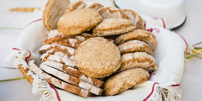Brot und Kekse | © SONNENTOR Auf dem Foto sieht man einen Korb gefüllt mit frischem Brot und Keksen. | © SONNENTOR