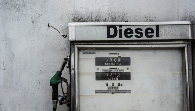 Mineralöle Diesel | © SONNENTOR Auf dem Foto ist eine alte Diesel Zapfsäule zu sehen. | © SONNENTOR